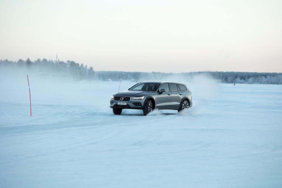  Volvo V60 T5 Cross Country 2018 года  (WW) (фото 28 из 44)